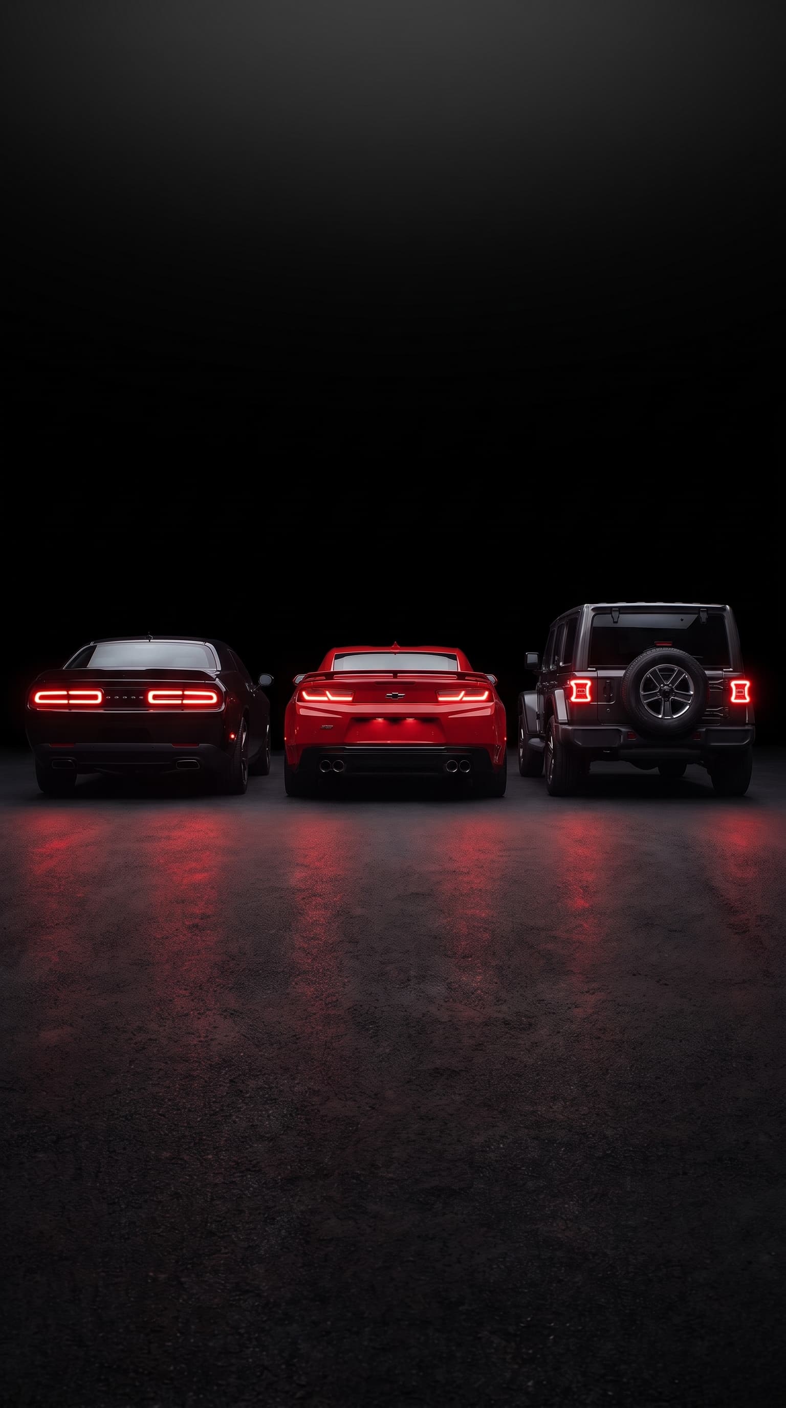 Camaro, Challenger y Wrangler de espaldas con las calaveras encendidas